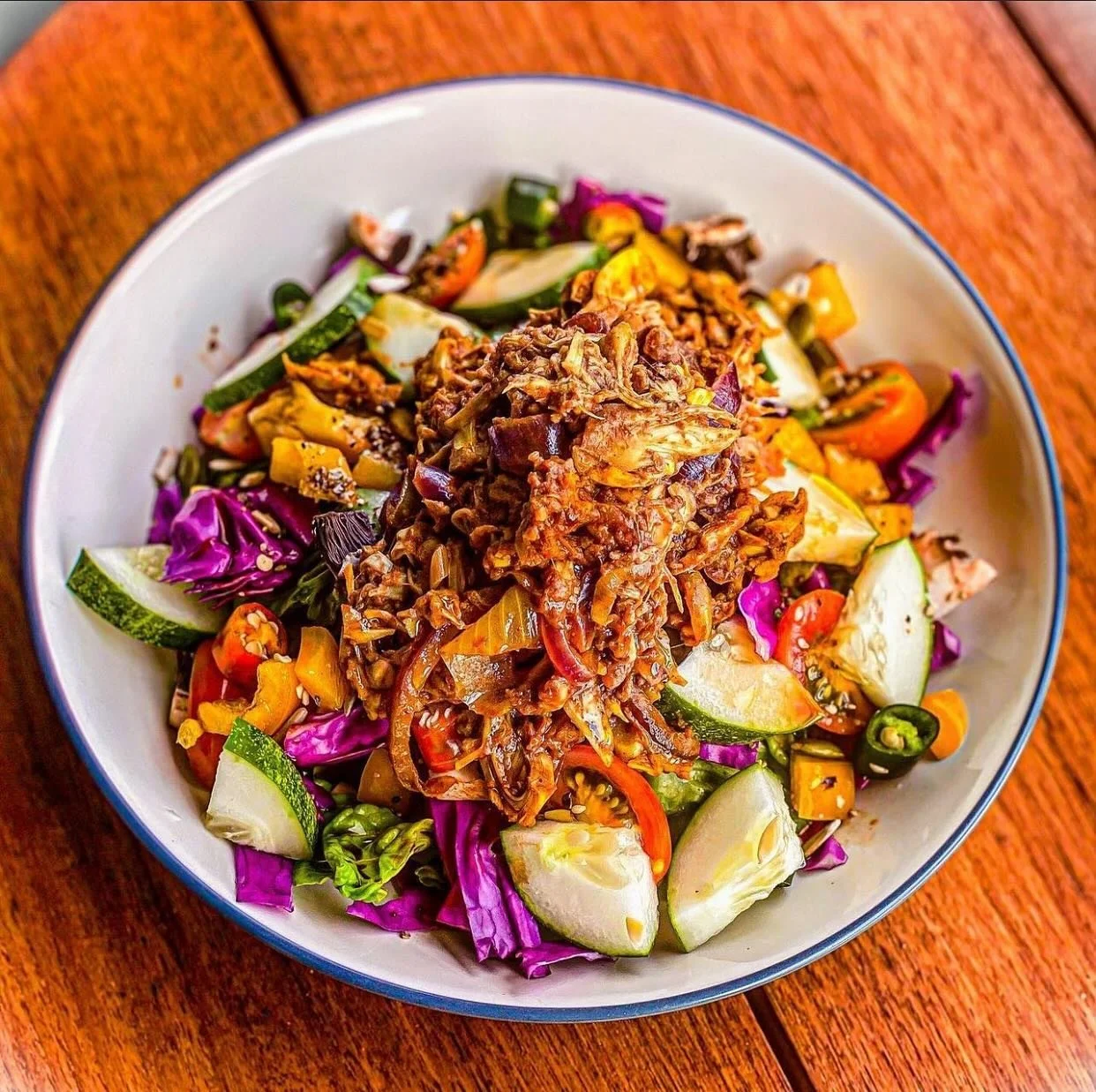 Pulled Jackfruit Salad 🥗 🌶 🧅 🍄 
&mdash; Taste the Rainbow 🌈 
&mdash; Plant-Based, Vegan, Gluten-Free 
&mdash; Organic Ingredients from:
@alivewholefoodstorebali 
@balidirect