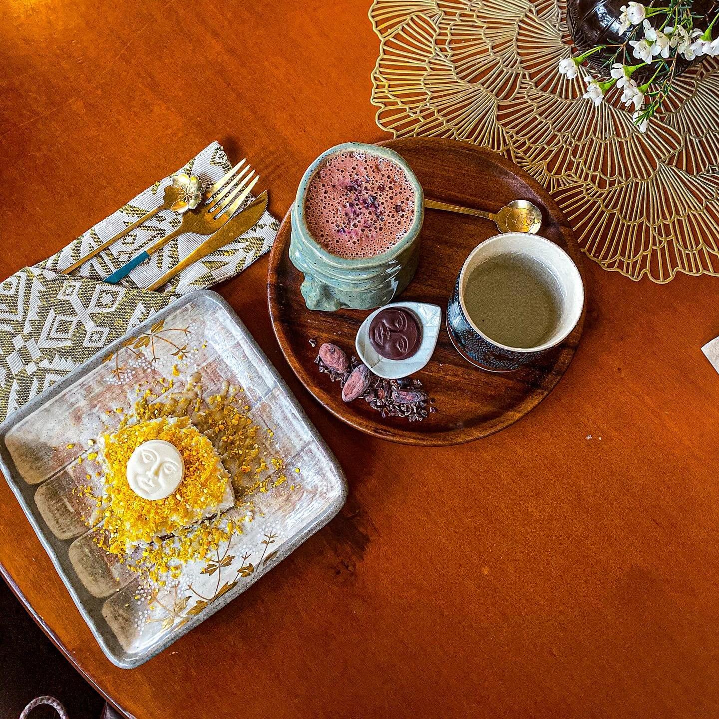 Mother&rsquo;s Hug &amp; Lemon Zesty Cheesecake @seedsofdreams ☕️❤️🙏🇹🇭🍋 🎂 🍰 

&mdash; Raw/Vegan, Gluten-free Ice Cream Cheesecake
Whipped lemon-zesty coconut, cashew cloud cheesecake layered with Rafaello inspired touch, served on our signature