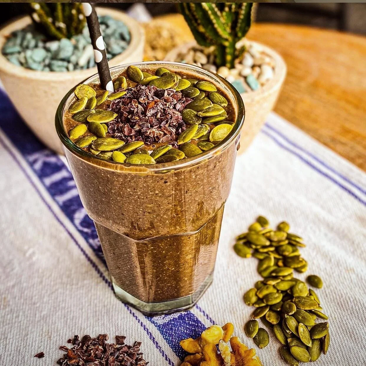 Dark Chocolate, Banana, Walnut Smoothie with Pumpkin Seeds &mdash; 🍌 🍫 
&bull; Superfood to start the day with Flax Seed and Maca Powder Too 🥳🤗
&bull;Ingredients Sourced @alivewholefoodstorebali