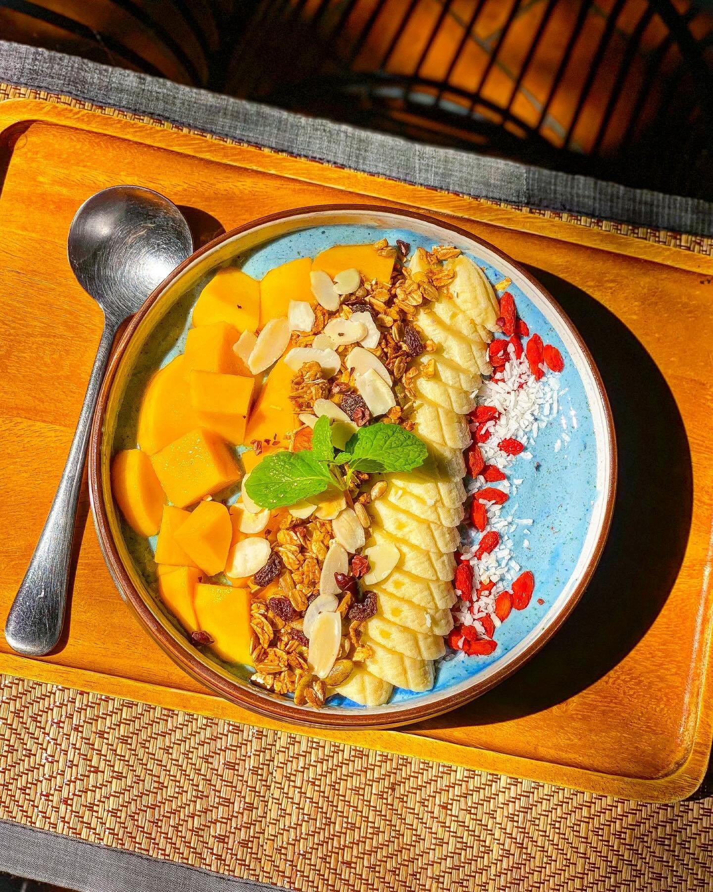 BLUE LAGOON @goodsoulskitchen is outta this world tasty. 😋 ☮️❤️🙏
-- Organic Blue Spirulina, Goji Berries, Fresh Mango, Bananas, Almond Milk, with Almond and Coconut Sprinkles