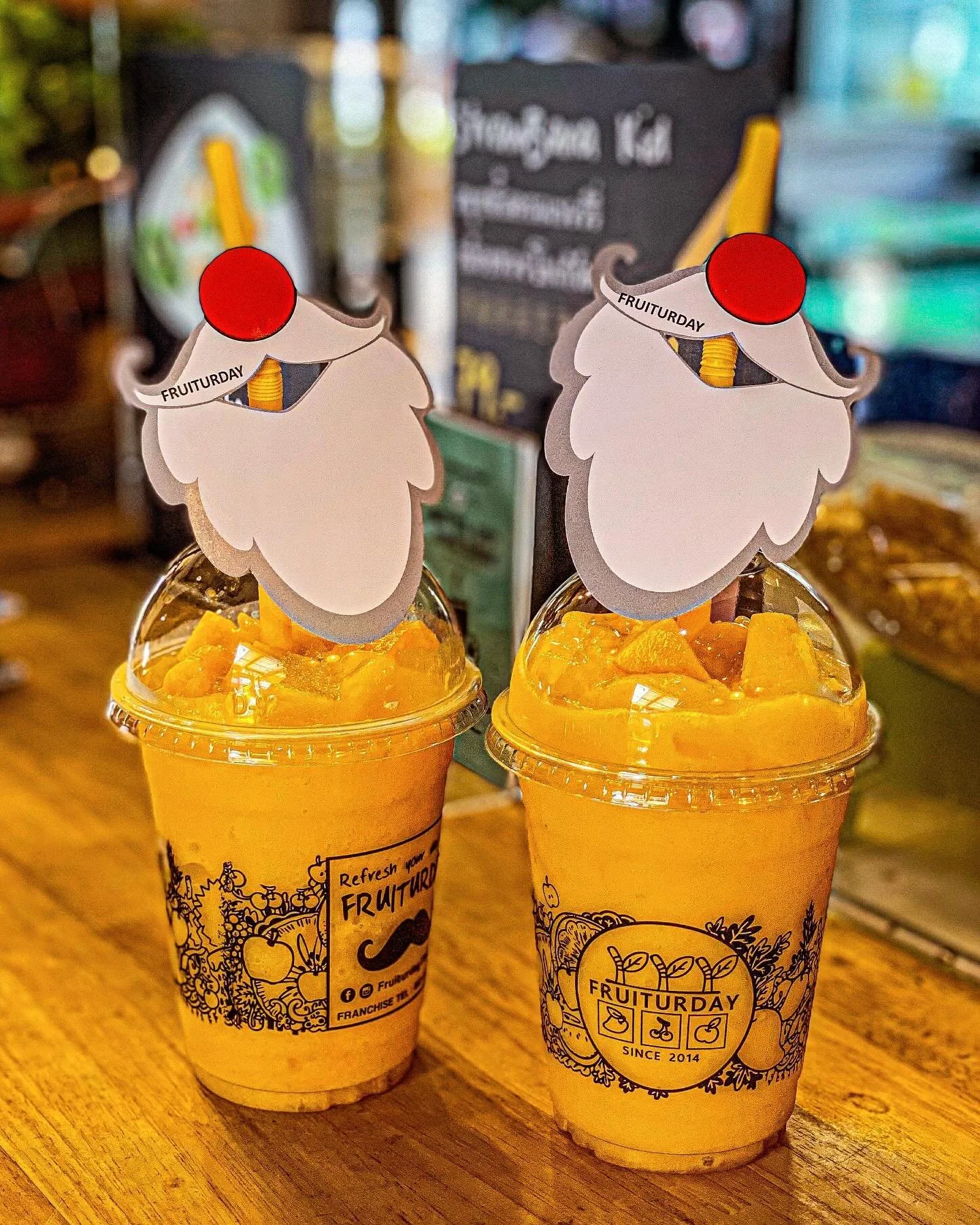 Mango / Passion Fruit Shake at @fruiturday.official in Chiang Mai. #thaivegan #thaiglutenfree  #chiangmaivegan #amazingthailand #foodphotography  #33trekking #natgeo #natgeotravel #photography #worldtravel #canon90d #livelaughlove #veganthai #lightro