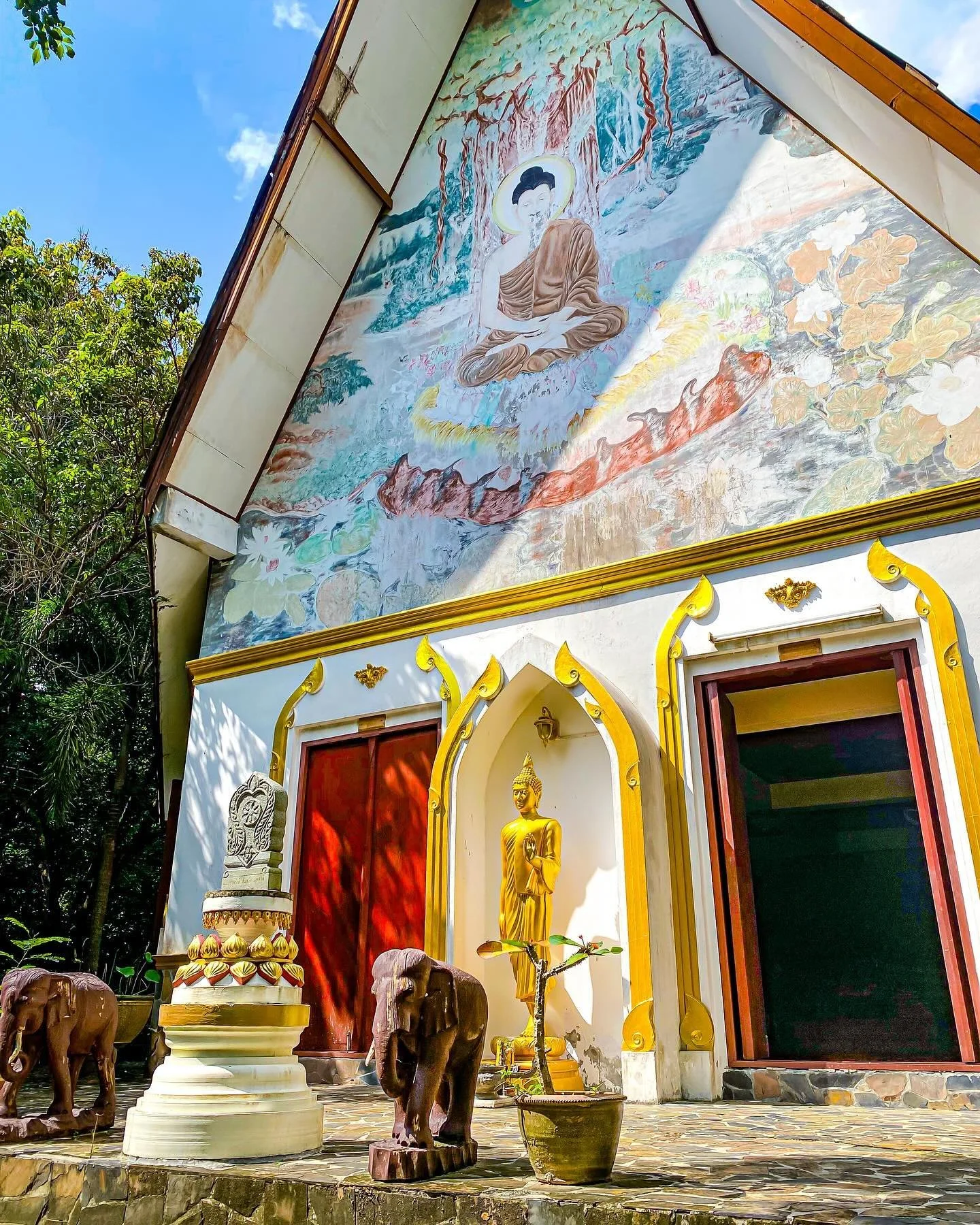 Wat Khao Tham 🙏❤️🇹🇭🙏

Mountain Cave Monastery &mdash; is located in the forested hills above Baan Tai, on Koh Pha Ngan, Thailand. It is a small monastery following the Thai Forest Tradition.

It has a lovely traditional temple with a large reclin