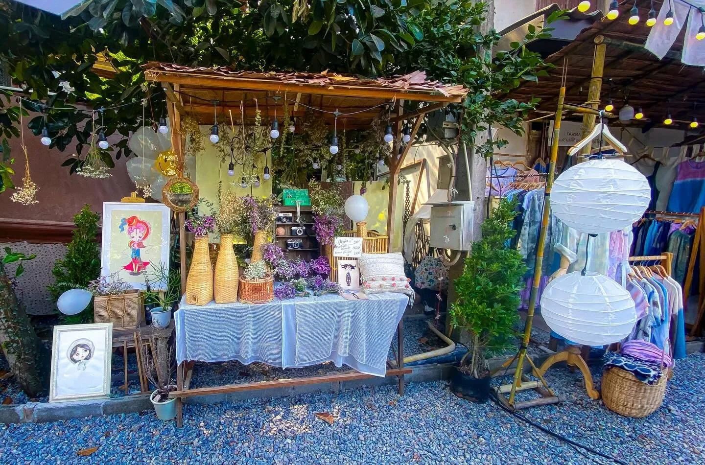 The market/art space at Baan Kang Wat is a fairytale land 10min outside Chiang Mai&rsquo;s Old City. I love wandering around, seeing all the local artists and crafts. Thank you @shlepnoshswirl for bringing us. 🙏❤️🙏☮️