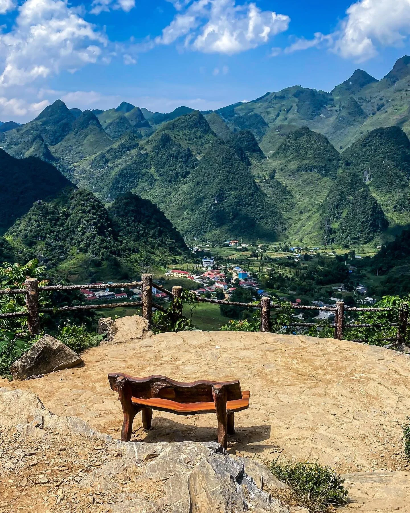 Take a seat and enjoy the splendor of the Northern Vietnamese Mountains in Ha Giang. ❤️🙏❤️