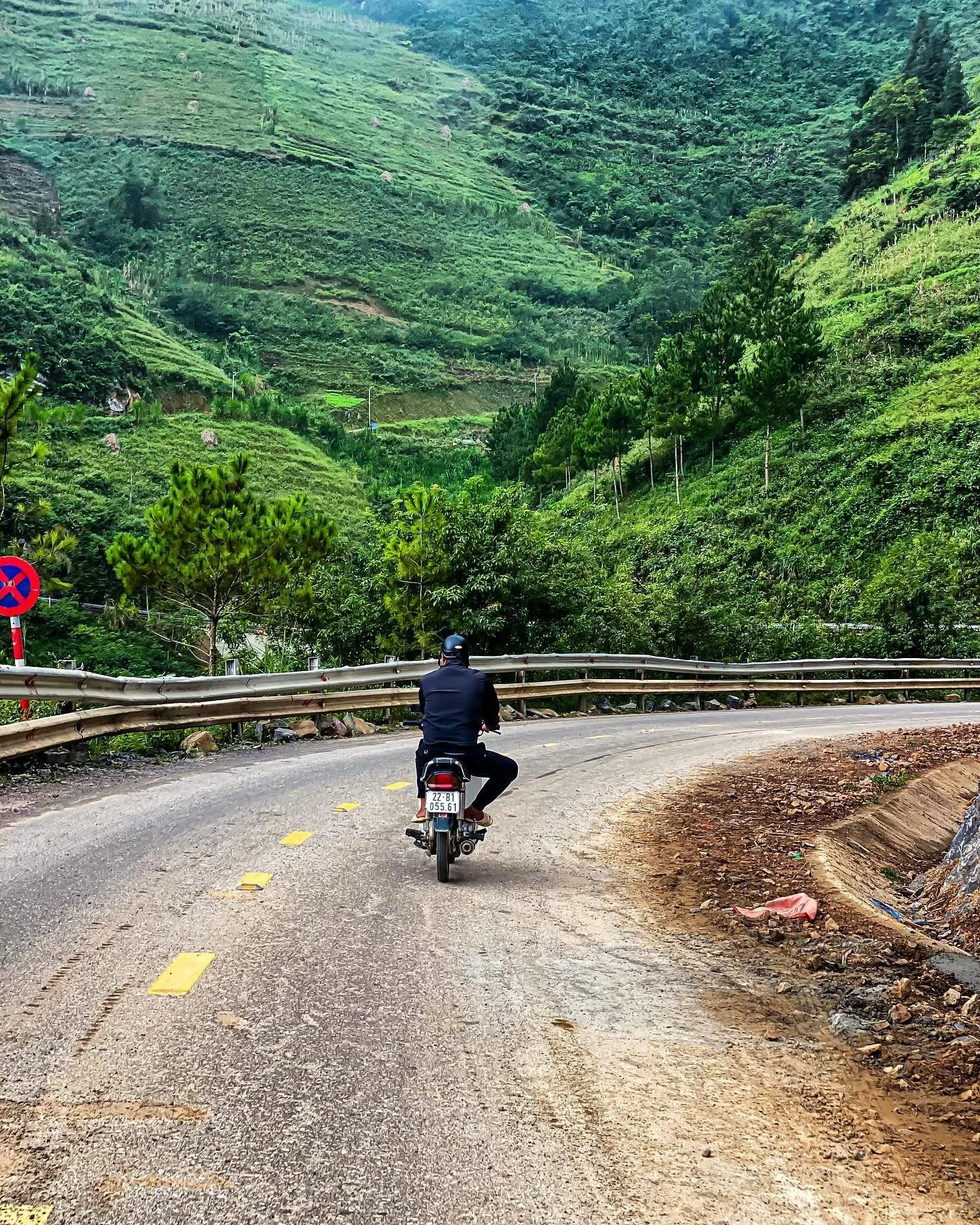 Riding in the early morning fog on Day 3 of the Ha Giang Loop. Today we head down to @littleyenhomestay in Meo Vac Valley. ❤️🙏❤️
