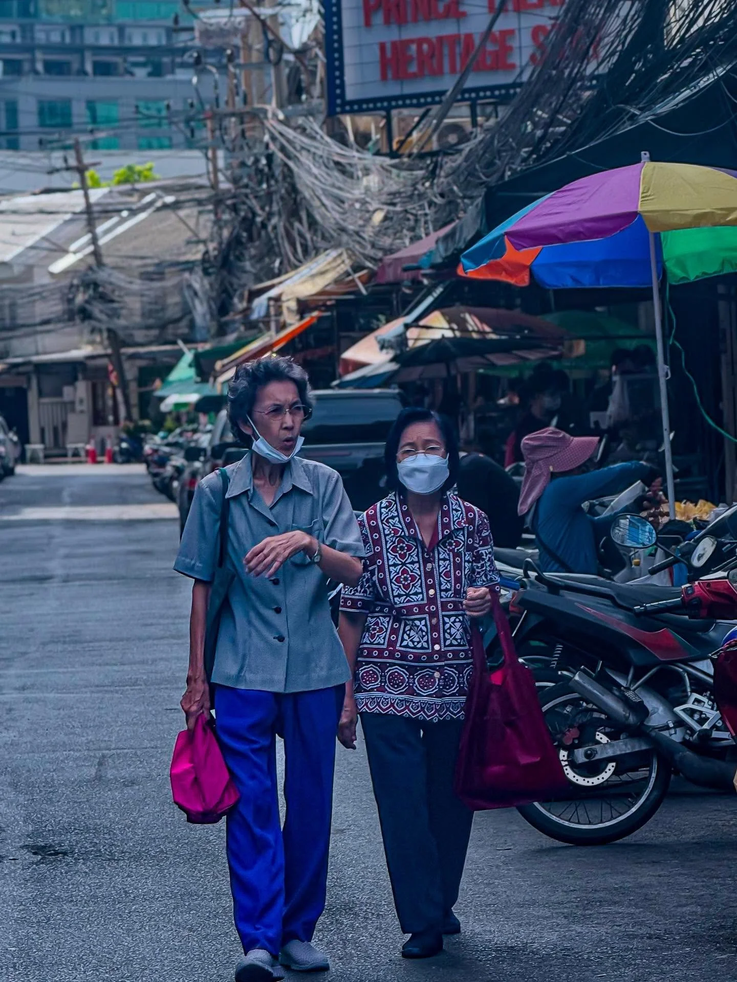 An afternoon stroll by the theater ❤️&zwj;🩹🙏✌️😃