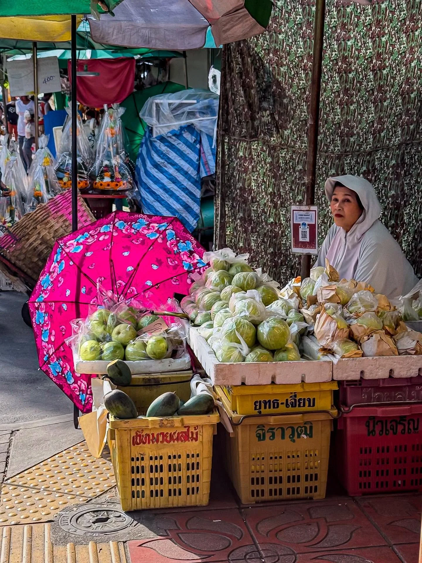 Flower Market Bangkok. Always good to carry an umbrella for shade. ❤️&zwj;🩹🙏❤️&zwj;🩹