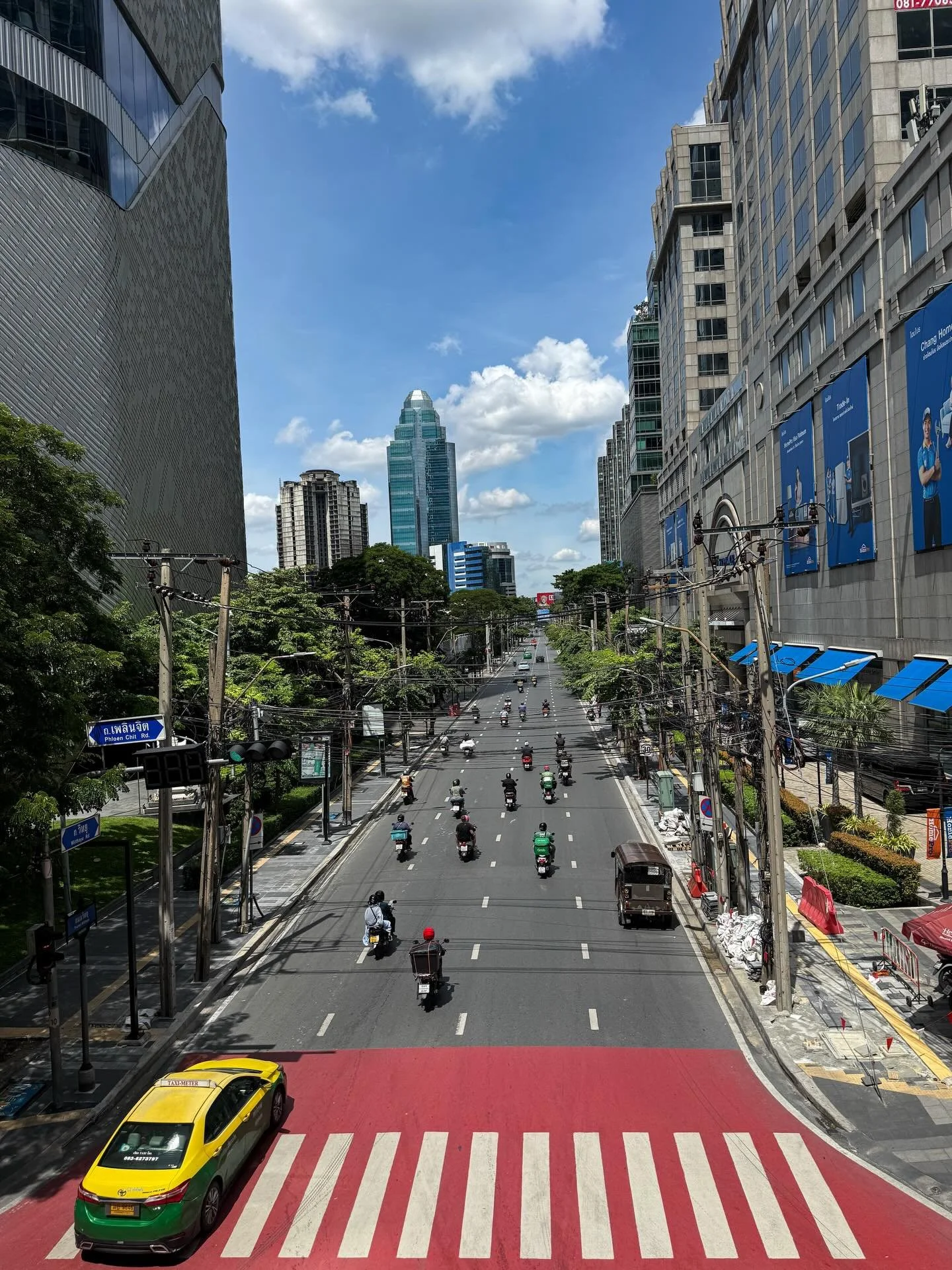 #bangkok #thailand #visitthailand 
#summerthailand #portraitphotography
#33trekking #natgeo #natgeotravel #architecture 
#photography #worldtravel #shotoniphone #travelphotography #travelandleisureasia #live laugh love #adobe #lightroom #photoblog #t