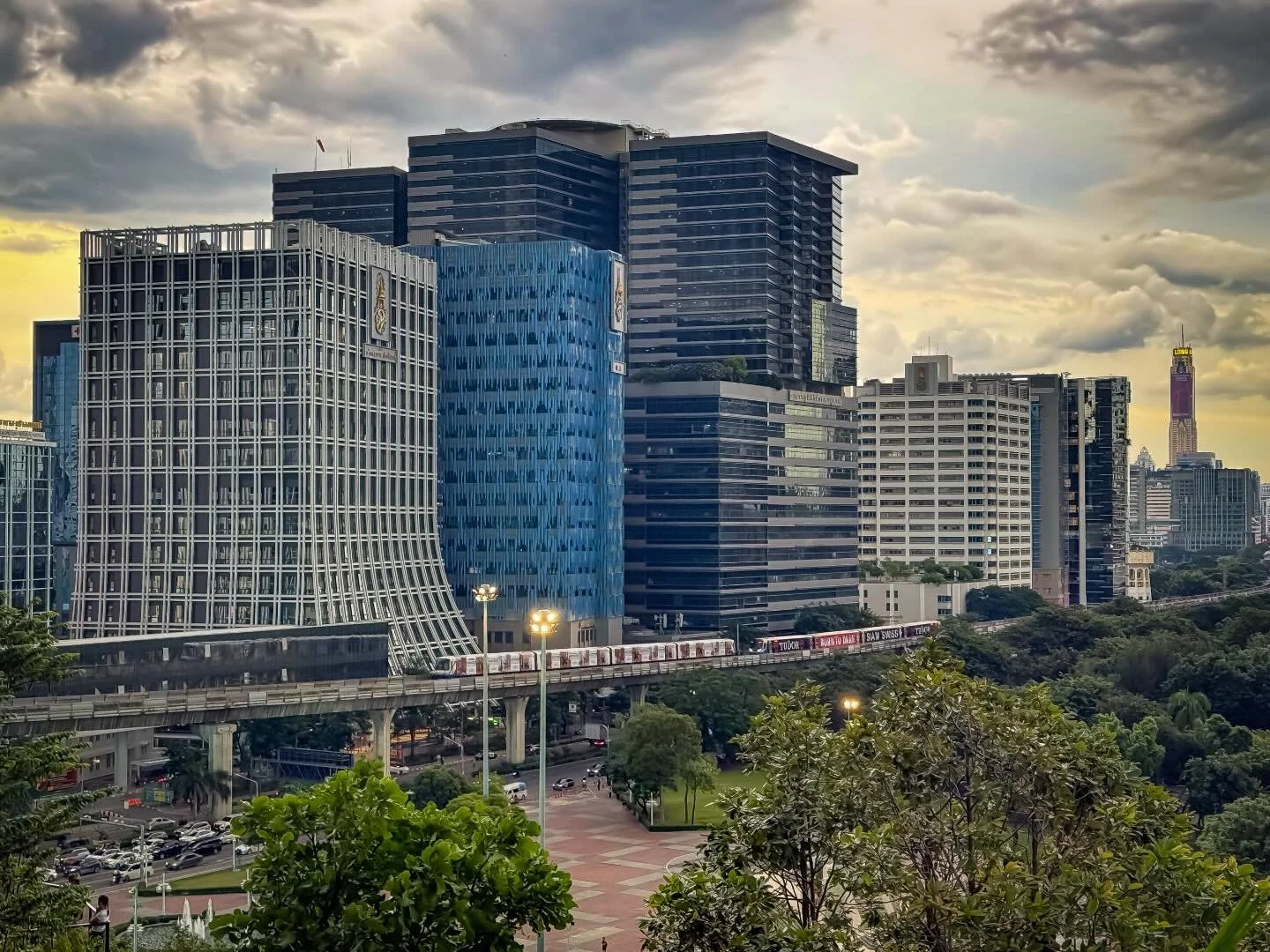 #bangkok #thailand #visitthailand 
#summerthailand #portraitphotography
#33trekking #natgeo #natgeotravel #architecture 
#photography #worldtravel #shotoniphone #travelphotography #travelandleisureasia #live laugh love #adobe #lightroom #photoblog #t