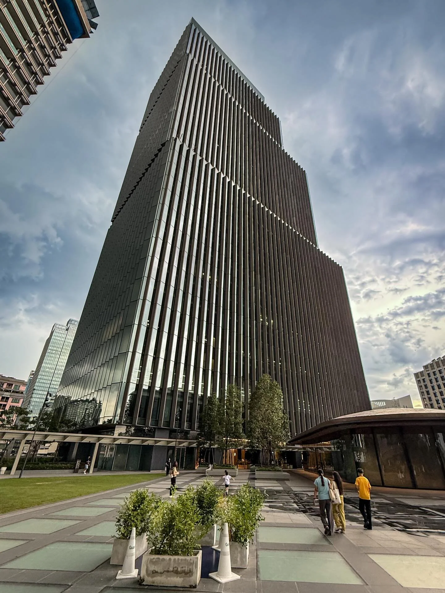 #bangkok #thailand #visitthailand 
#summerthailand #portraitphotography
#33trekking #natgeo #natgeotravel #architecture 
#photography #worldtravel #shotoniphone #travelphotography #travelandleisureasia #live laugh love #adobe #lightroom #photoblog #t