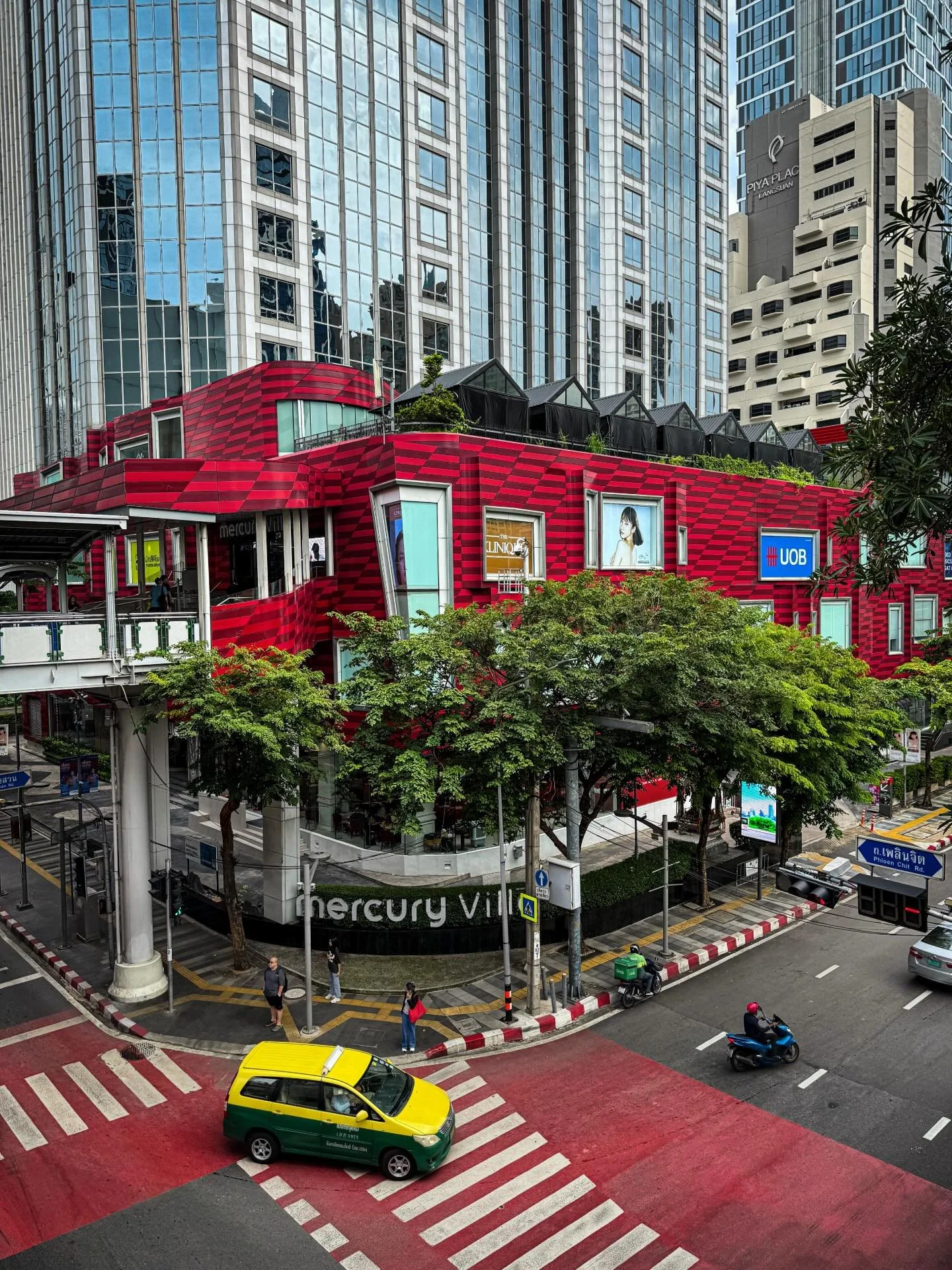 #bangkok #thailand #visitthailand 
#summerthailand #portraitphotography
#33trekking #natgeo #natgeotravel #architecture 
#photography #worldtravel #shotoniphone #travelphotography #travelandleisureasia #live laugh love #adobe #lightroom #photoblog #t