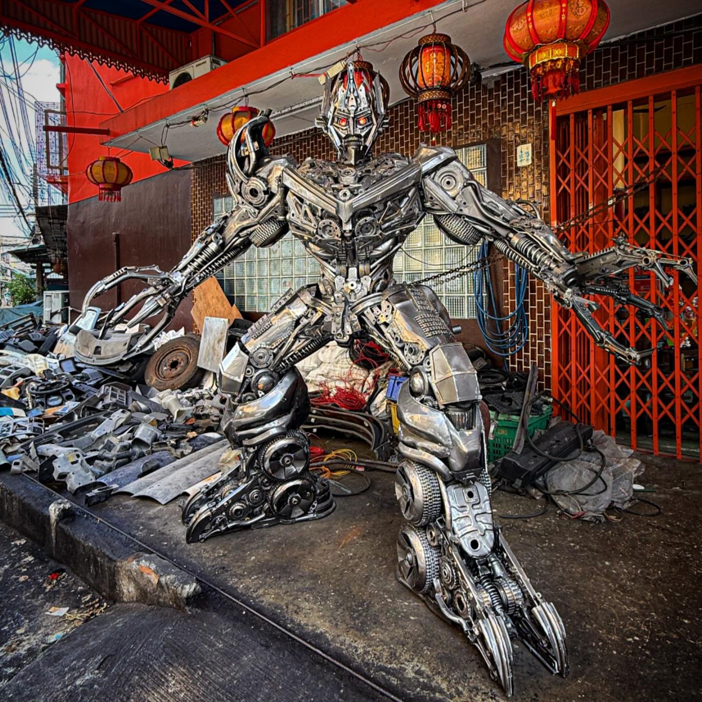 #bangkok #thailand #visitthailand 
#summerthailand #portraitphotography
#33trekking #natgeo #natgeotravel #transformer 
#photography #worldtravel #shotoniphone #travelphotography #travelandleisureasia #live laugh love #adobe #lightroom #photoblog #to