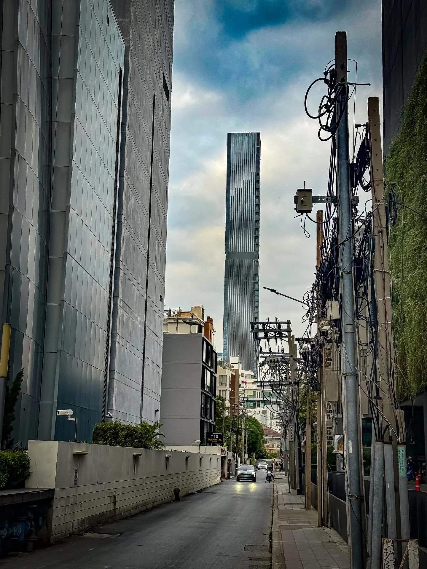 #bangkok #thailand #visitthailand 
#summerthailand #architecture 
33trekking natgeo natgeotravel architecture 
photography worldtravel shotoniphone travelphotography travelandleisureasia live laugh love adobe lightroom photoblog tourism thailife best