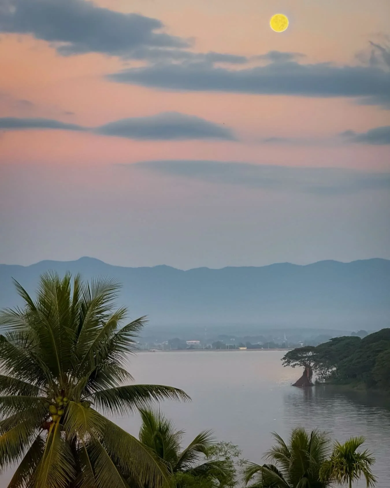 #phayaolake #thailand #fullmoon #sunrise