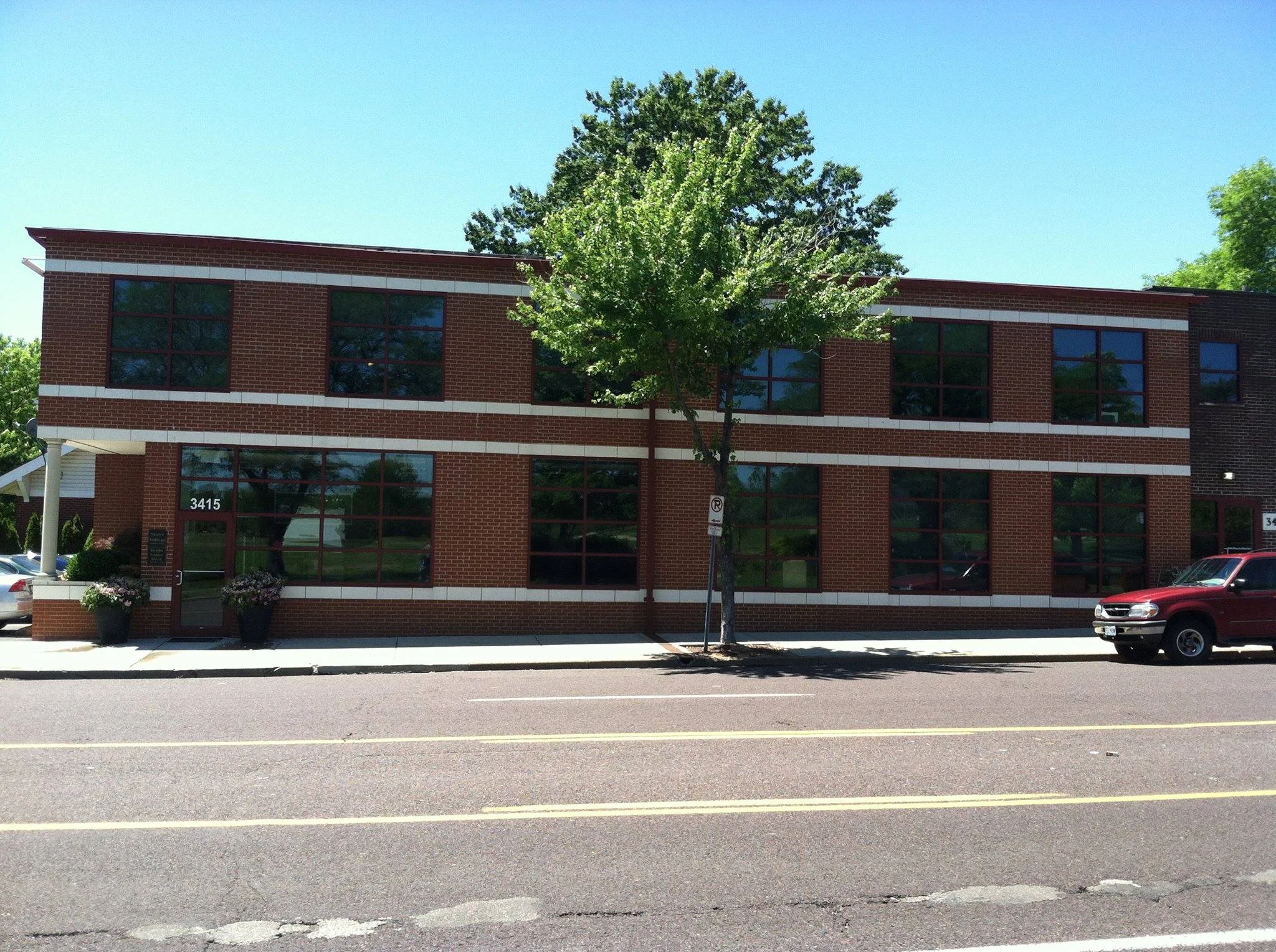 Front of Hampton Office Building.jpg