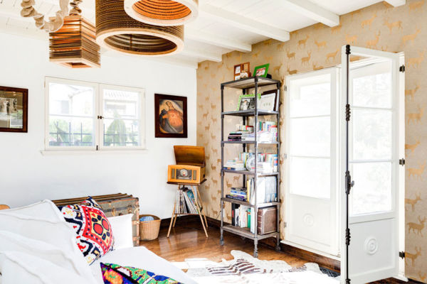Their sunroom with wallpaper created for their store Bucks & does in Silverlake. Look at those lanterns!!