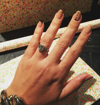 Hello beautiful jinxy. LOVE your alien chic nails!