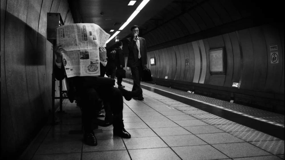 kokaigijidomae-newspaper-overlap-bw