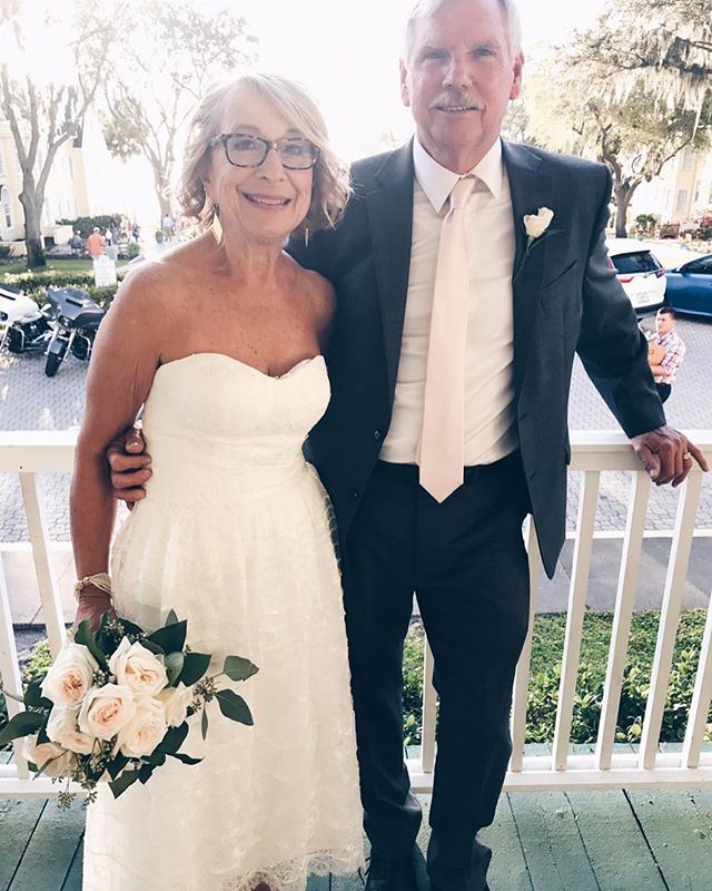 What a sweet love story I witnessed last weekend with Carol and Ken's intimate wedding celebration in Mount Dora. These two neighbors were both widowed but have found love again and become roommates ❤️