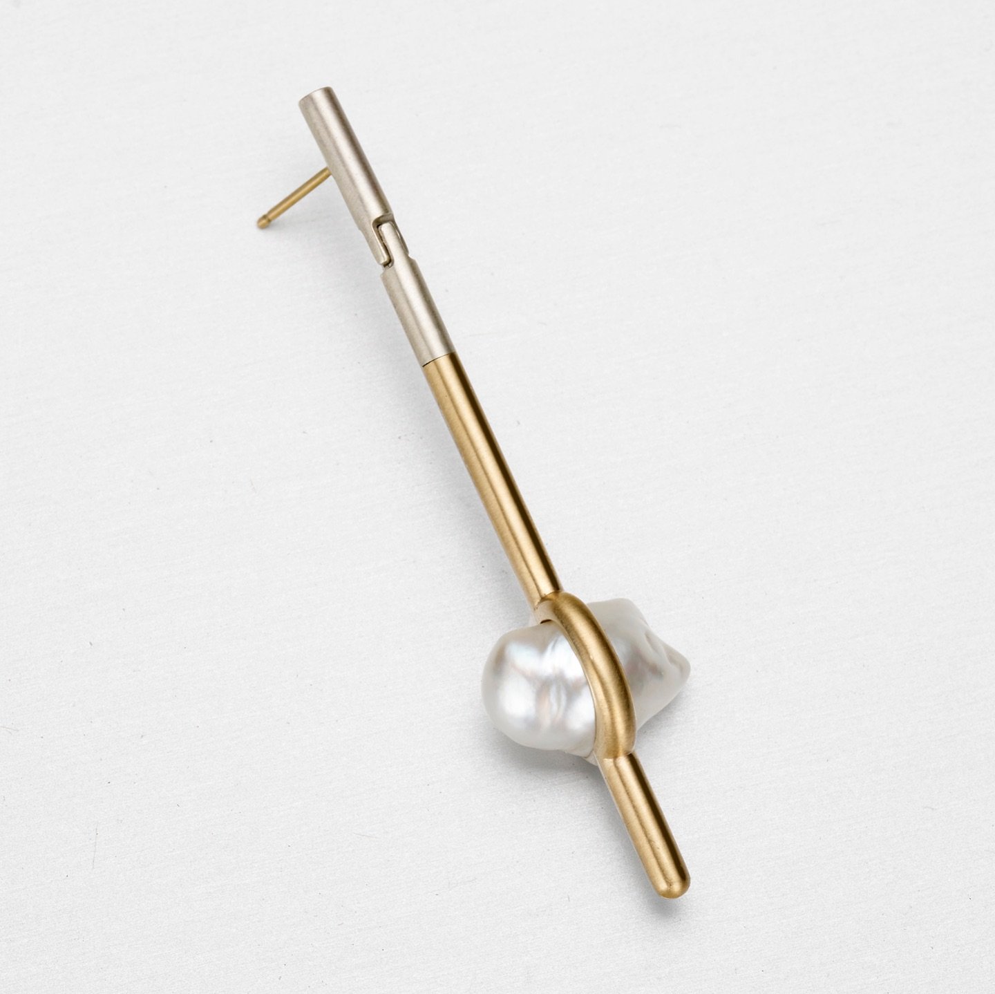 Single Drop.

Single Pearl Drop earring featuring a South Sea Keshi pearl trapped between silver and gold. Designed to be worn alone or paired with a pearl stud.

Available now @courtesyoftheartist 

#single
#singular
#pearlearring
#pearls
#pearldrop