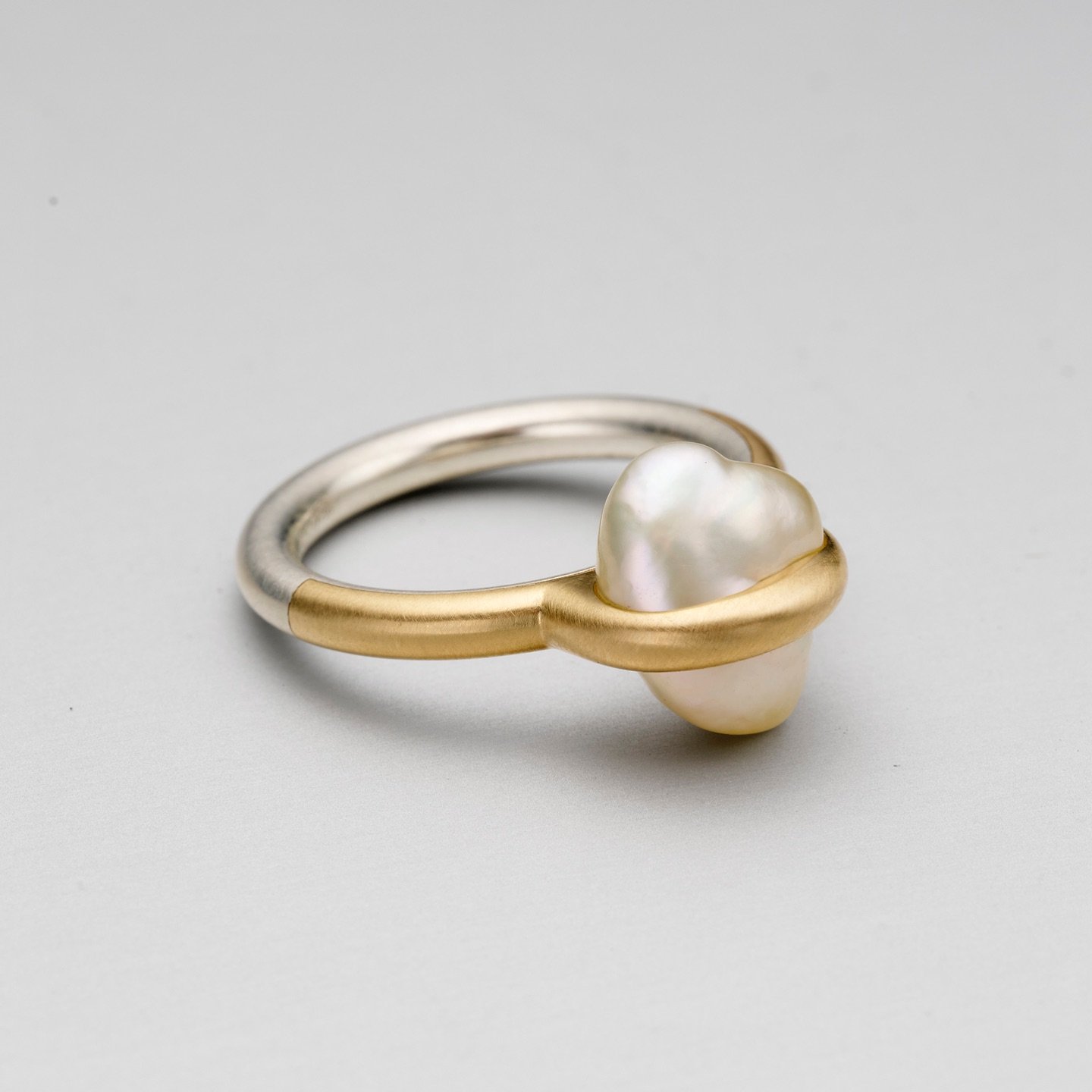 Gold blush.

This one of a kind finger ring features a South Sea Keshi pearl secured in place by a gold strap. The pearl was selected specially for its heart-shaped form and golden blush.

Available now @courtesyoftheartist 

#gold
#blush
#pearl
#hea