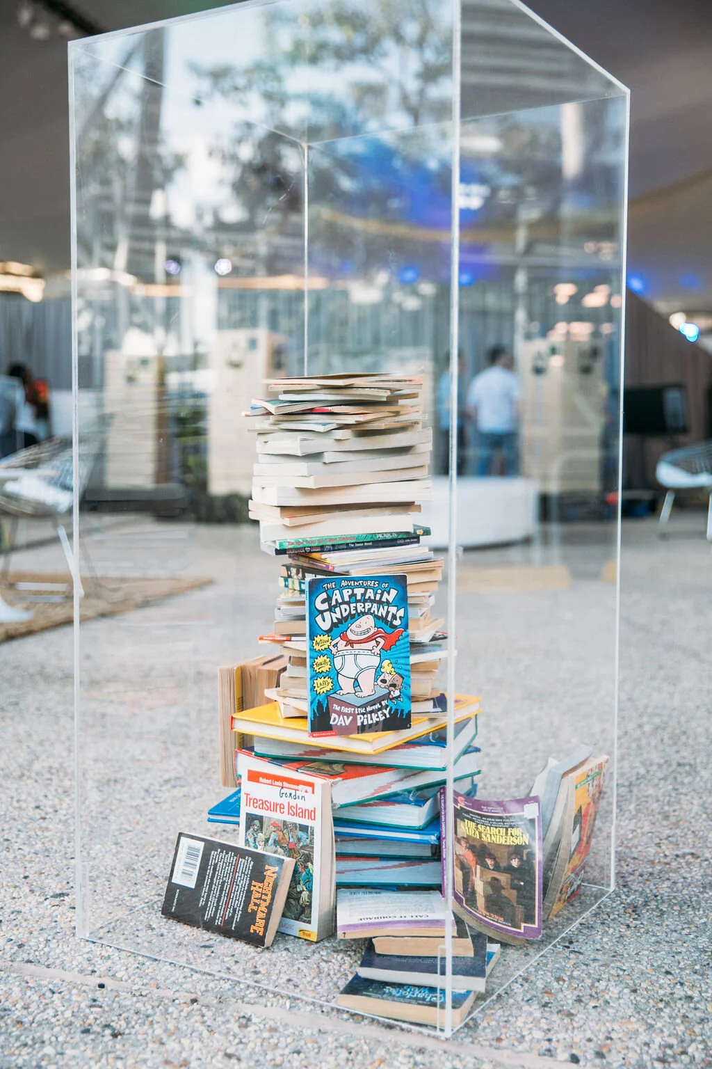 CLEAR ACRYLIC PEDESTAL — rentquestnyc
