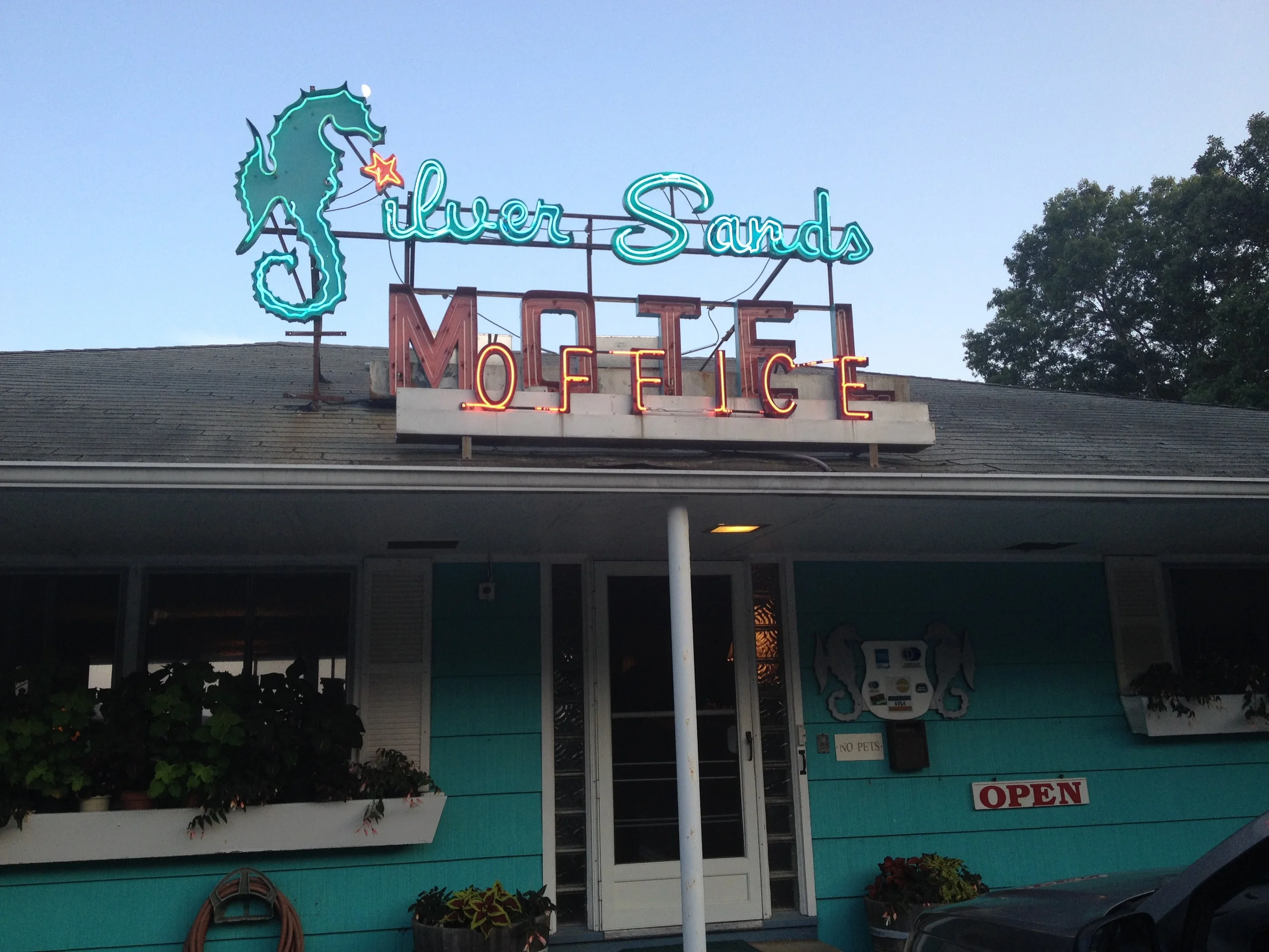 Silver Sands Motel - a time capsule on the North Fork