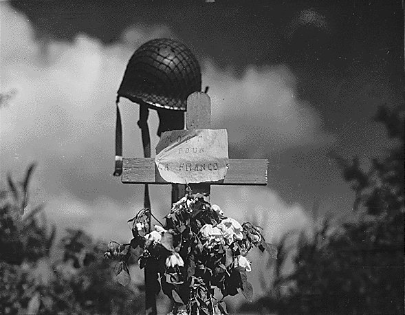 Silent_tribute_to_an_American_soldier_at_Carentan,_Normandy,_France_-_19440617.jpg