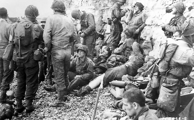 800px-American_assault_troops_at_Omaha_Beach_02.jpg