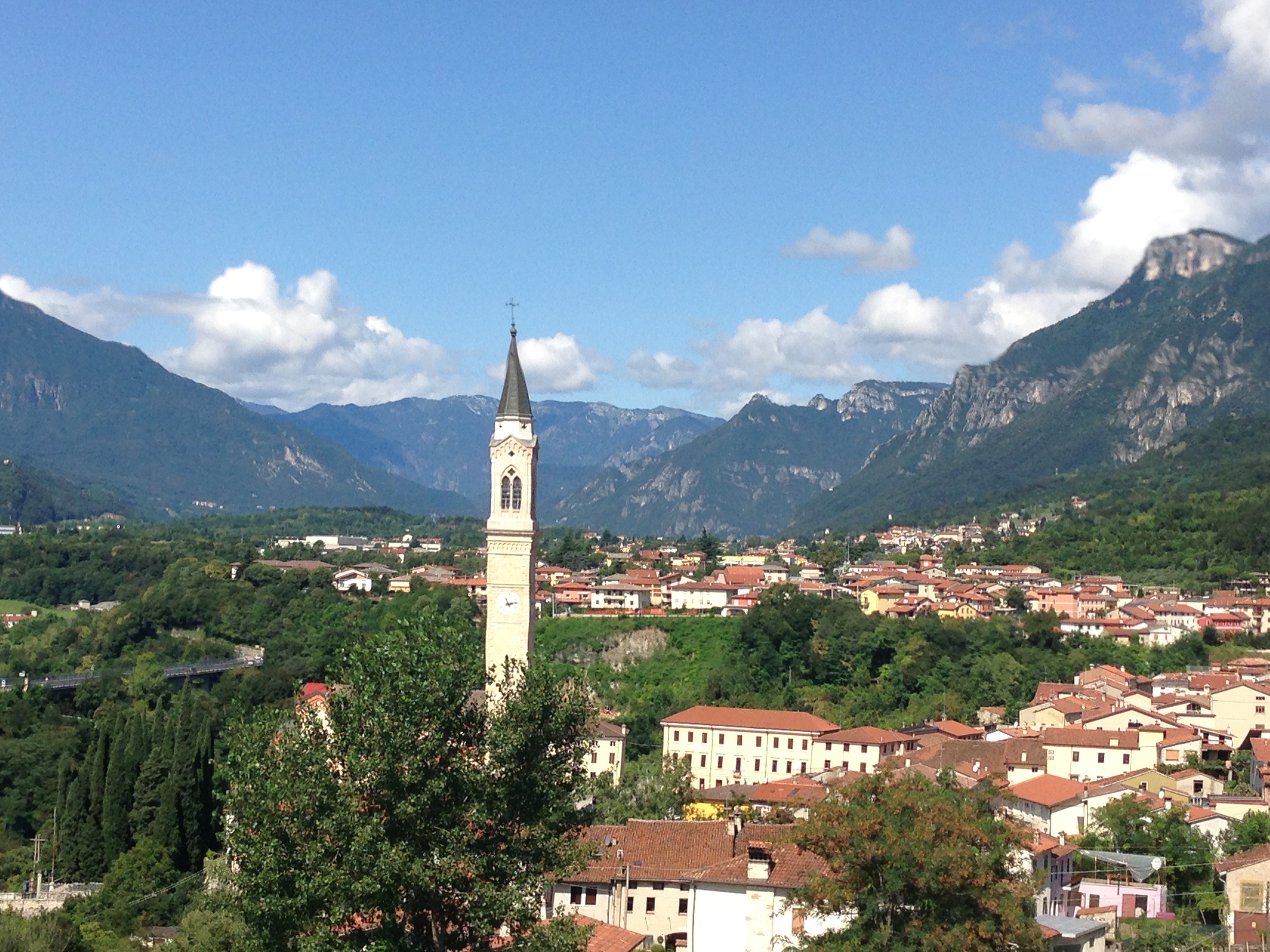 Da sopra il ponte di Caltrano guardando verso Arsiero. Da destra verso sinistra il massiccio del Cengio e in fondo l’Altopiano di Tonezza con il Cimone e il Caviolo.