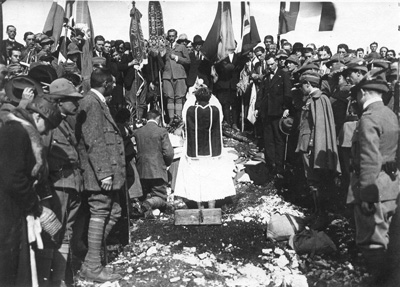 La prima adunata della Associazione Nazionale Alpini in Ortigara - dove oggi sorge la colonna mozza - al termine della quale Padre Bevilacqua tenne una memorabile orazione; nella fotografia si vedono il Cap. Andreoletti (fondatore dell'A.N.A.) e il celebrante, probabilmente Don Luigi Sbaragli, già Cappellano Militare del Battaglione Alpini "Sette Comuni".