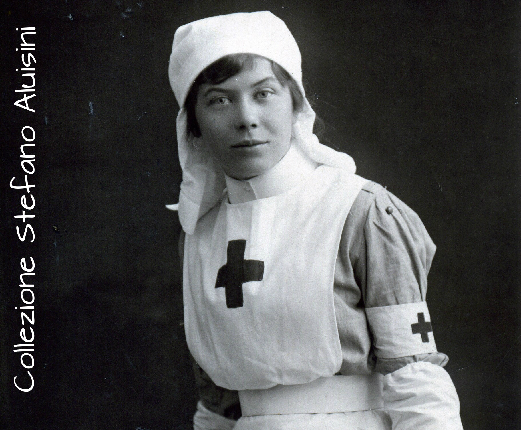 Sopra: Infermiera volontaria Britannica in uno degli ospedali: Bolton Infirmary, Townleys (Bolton General Hospital), Watermillock, Blair Hospital, Green Bank House o Crompton Fold - fotografia proveniente dalla Gran Bretagna. 