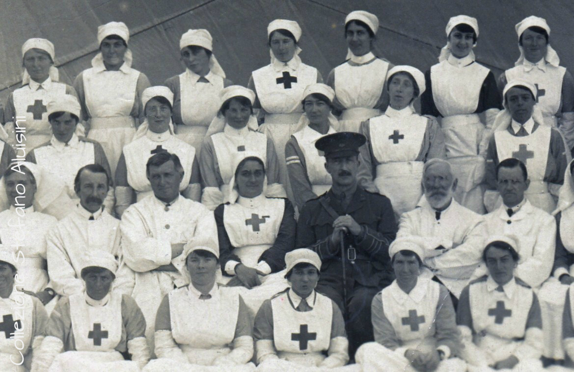 Ufficiale dell’Esercito Britannico con Medici e Infermiere volontarie - particolare da fotografia - provenienza Gran Bretagna - annotata come: Colliton House Red Cross Hospital Staff - Dorchester 1917 (sul particolare della fotografia lo sfondo è la tenda di un ospedale da campo)