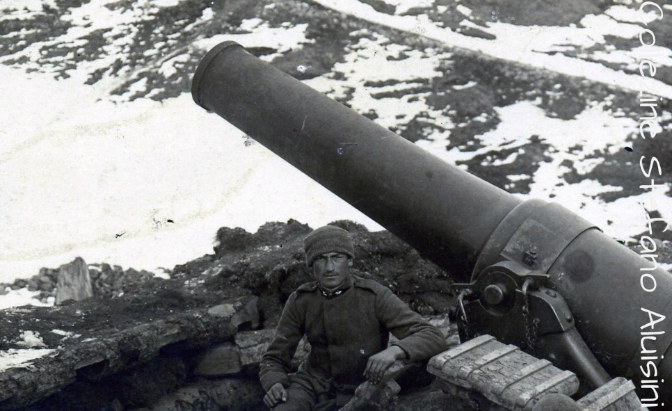 Artigliere italiano ignoto, fattosi ritrarre in alta montagna vicino al proprio obice da 149 mm