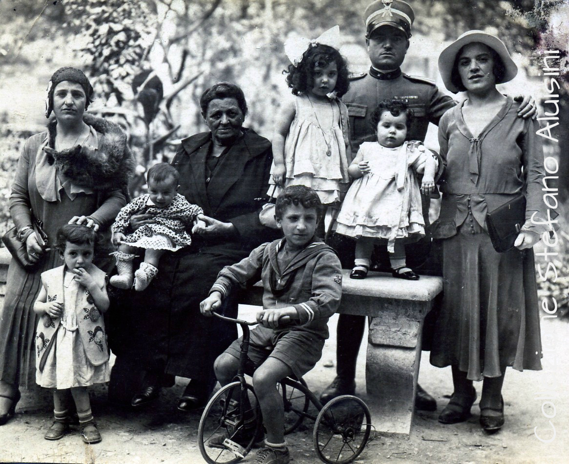 Ufficiale italiano con i familiari - immagine ritratta in luogo e data imprecisati (nota 1915-18)