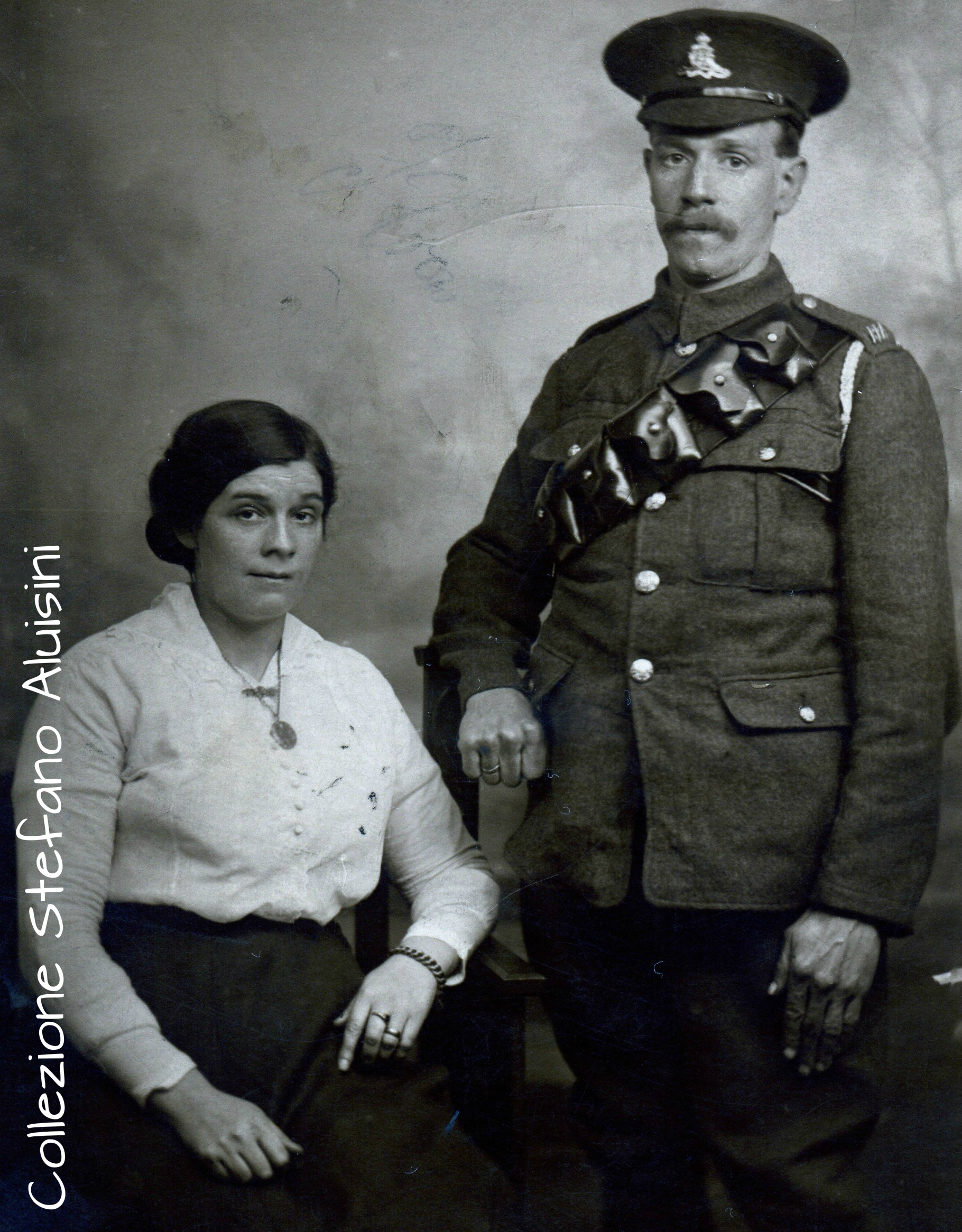 Sopra a destra: Artigliere Britannico ritratto con la moglie: fotografia proveniente dalla Gran Bretagna – probabilmente in servizio presso la Royal Horse Artillery a supporto della Yorkshire Mounted Brigade la cui batteria prestò servizio in Medio Oriente dal 1916 al 1918