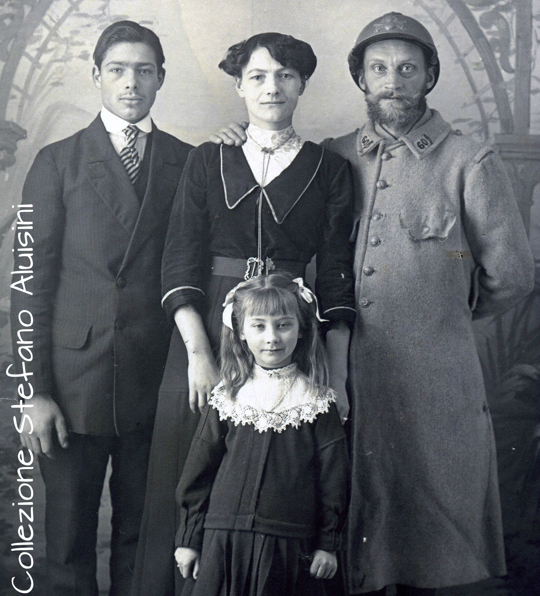 Sopra, a sinistra: un Fante Francese di nome Jean, ritratto al termine della sua prima licenza nel 1915 insieme al fratello, alla sorella ed alla nipotina. Lasciò loro per ricordo questa fotografia il 6 luglio del 1917 prima di partire per l’Oriente (probabilmente verso una delle Colonie). Colpiscono gli occhi della piccola, identici a quelli dello zio soldato (fotografia acquistata in Francia).