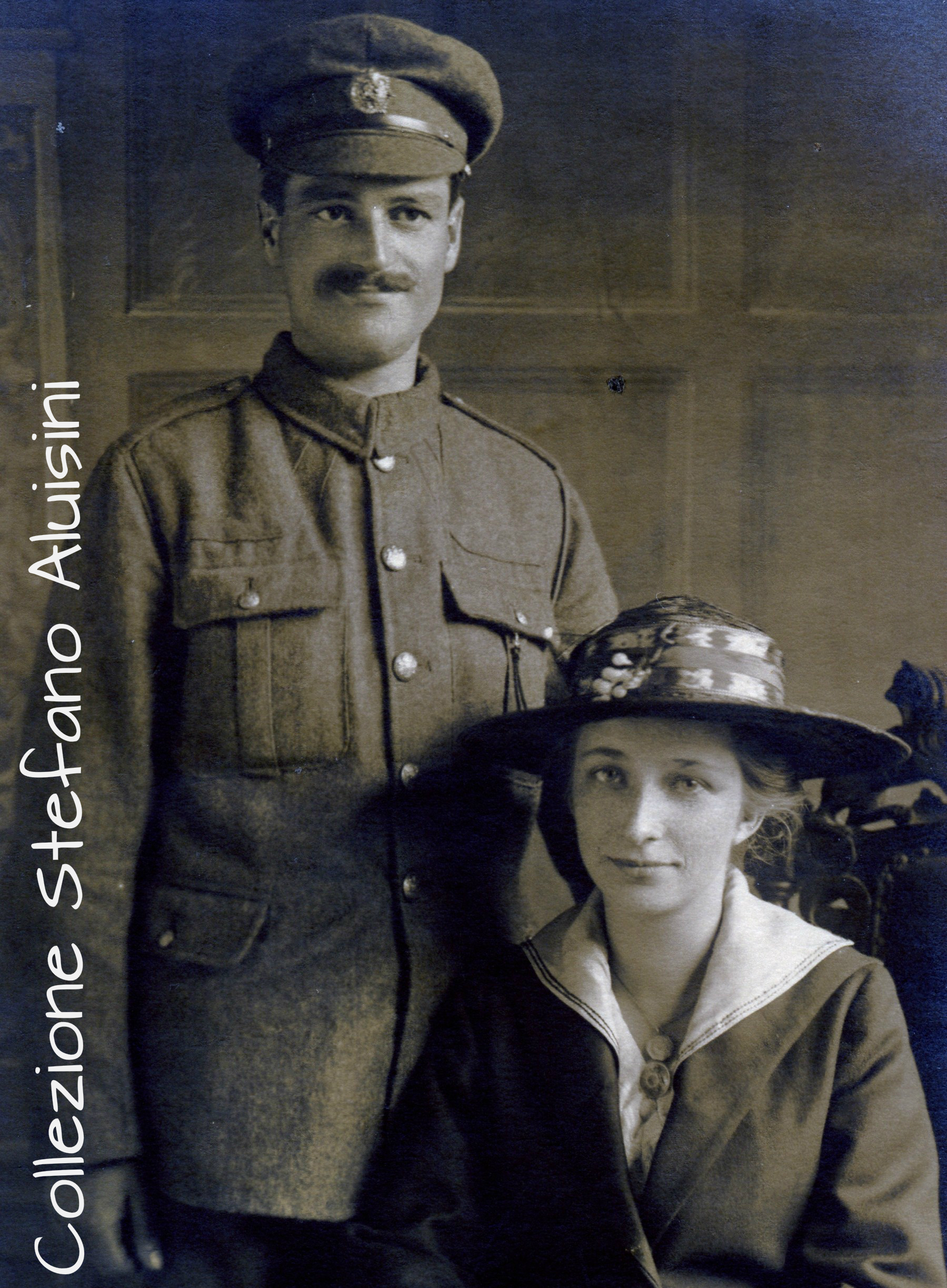 Militare Britannico della RASC – Royal Army Service Corps – specialità fondata nel 1794. E’ ritratto con la moglie, data e luoghi sconosciuti (annotati WW1) – il motto del Corpo recitava: “Honi soit qui mal y pense” (“sia vituperato chi ne pensa male”), secondo il brocardo del nobilissimo Ordine della Giarrettiera (The Most Noble Order of the Garter) – risalente al Medioevo. Il reparto di commissariato, organizzazione e trasporti, per suo contributo su tutti i fronti della Grande Guerra, nel 1918 sarà autorizzato a fregiarsi del prefisso di "Reale" (Royal) - fotografia acquistata in Gran Bretagna