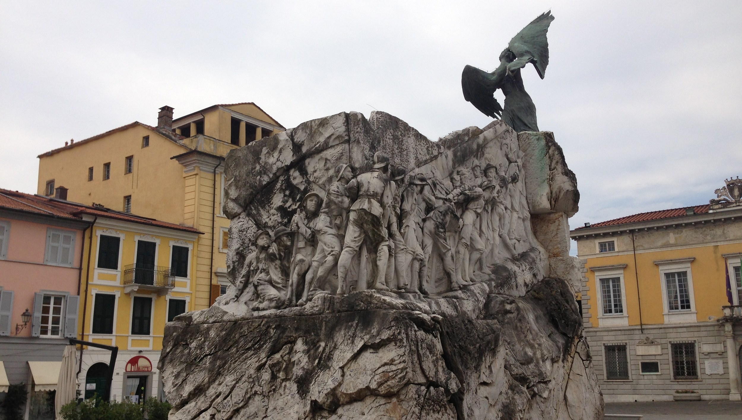 Il monumento ai Caduti della Grande Guerra di Sarzana (SP) - fotografia di Andrea Aluisini