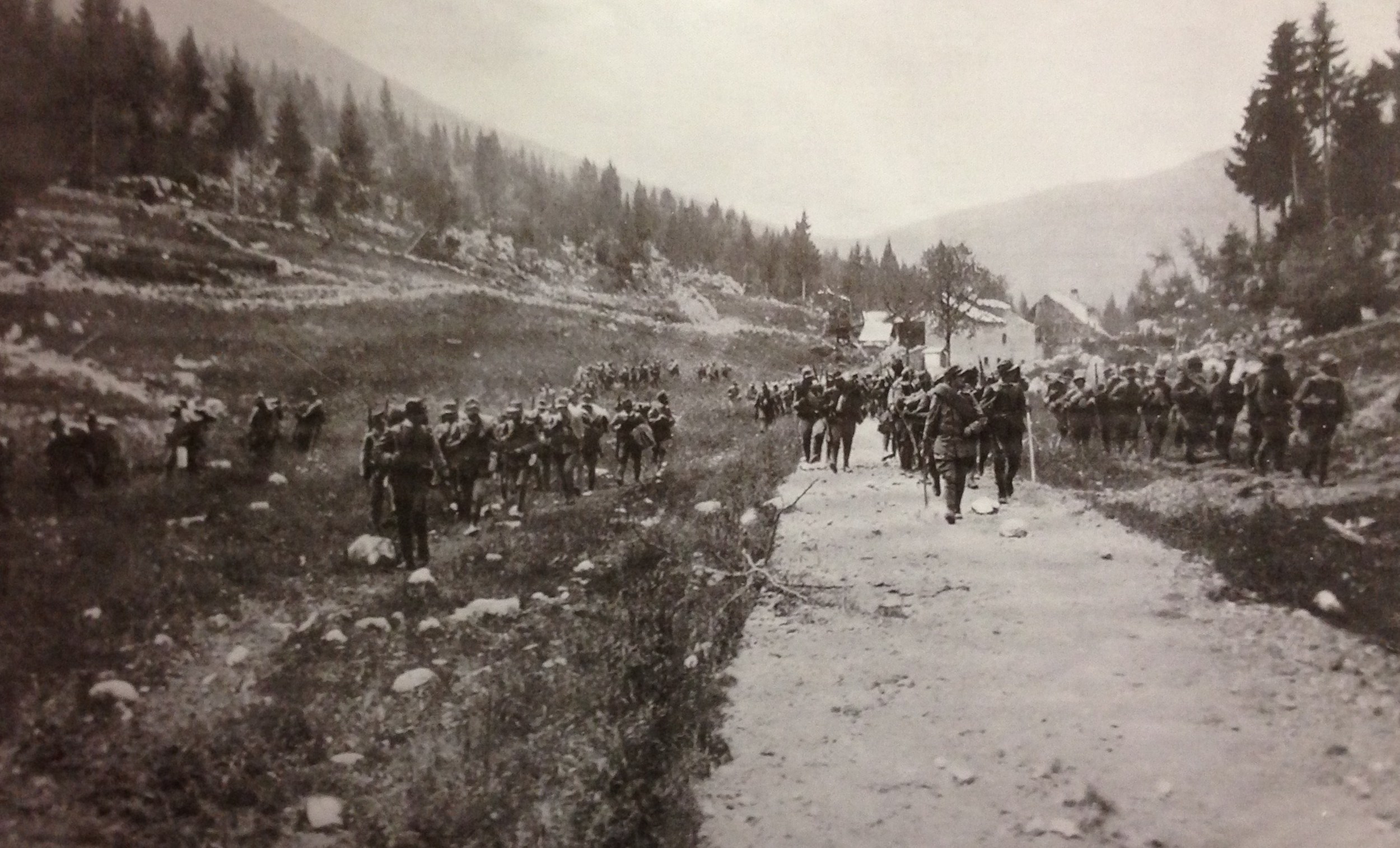  Fanteria italiana in marcia supera Casera Magnaboschi e si dirige verso Cesuna (1916)