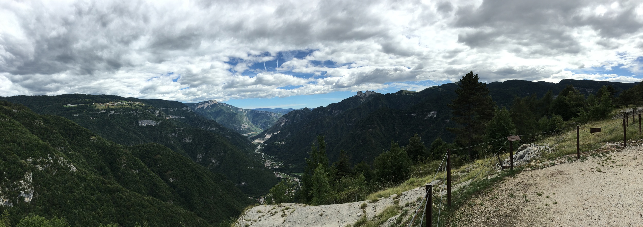 Il fronte della Val d’Astico ripreso dal Forte A.U. Belvedere. Da sinistra, oltre il paesino di Luserna, in fondo, il Monte Cengio. Sulla destra Astico l’Altopiano di Tonezza con il Monte Cimone; lungo questa valle calò come una valanga verso la pianura vicentina la tremenda "Strafexpedition" Austroungarica nel maggio del 1916 (fotografia di Andrea Aluisini).