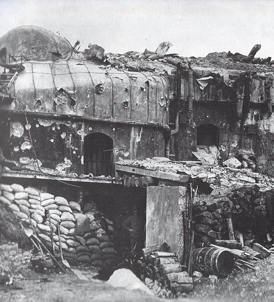 La struttura colpita dai bombardamenti italiani