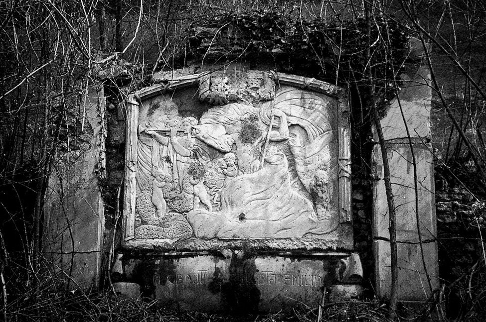 Foto d'epoca del monumento ai Caduti della Brigata "Emilia" nel cimitero perduto di Kamno (Slovenia): gentile concessione Dott. Giacomo Bollini - Associazione Emilia Romagna al Fronte