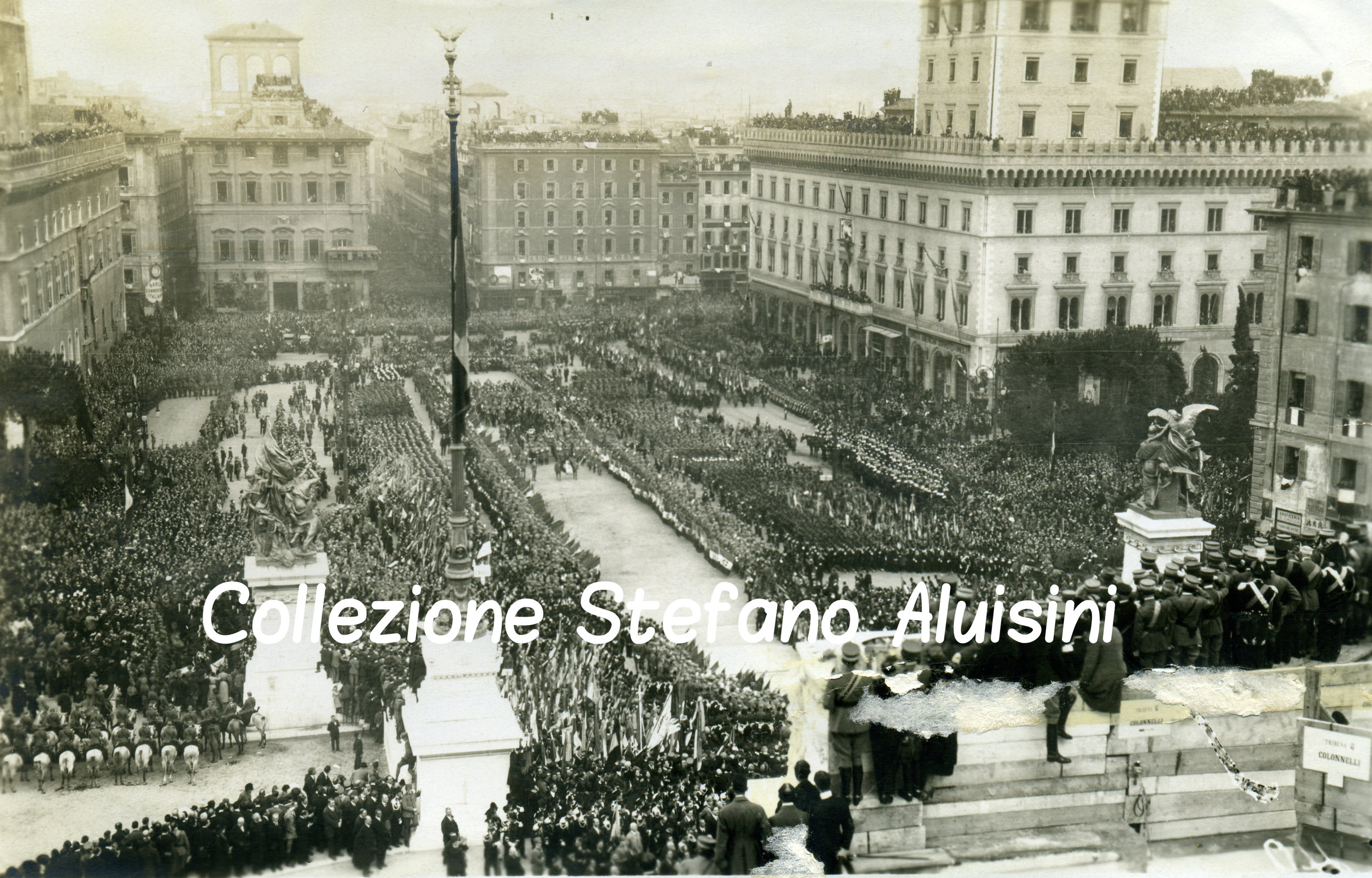 045 folla cerimonia milite ignoto 1921.jpg