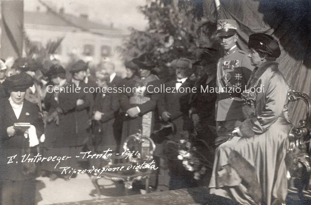 viaggio+Sovrani+trentino+redento+trento+11+ottobre+1921+cerimonia+benvenuto+lodi+(C).jpg