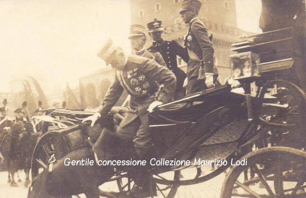 roma+4+11+1920+arrivo+in+pzza+venezia+re+duca+aosta+e+amedeo+duca+puglie+e+principe+umberto+per+celebrazioni.jpg