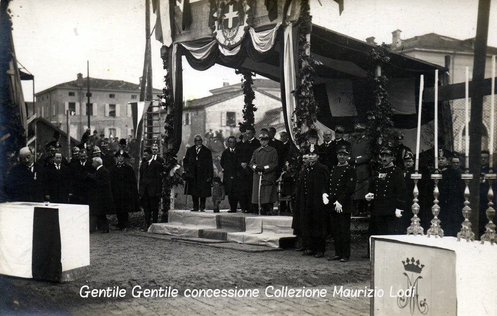1+Modena+8+dicembre+1923+-+Posa+della+prima+pietra+del+Tempio+Monumentale+ai+Caduti+della+Grande+Guerra+alla.jpg