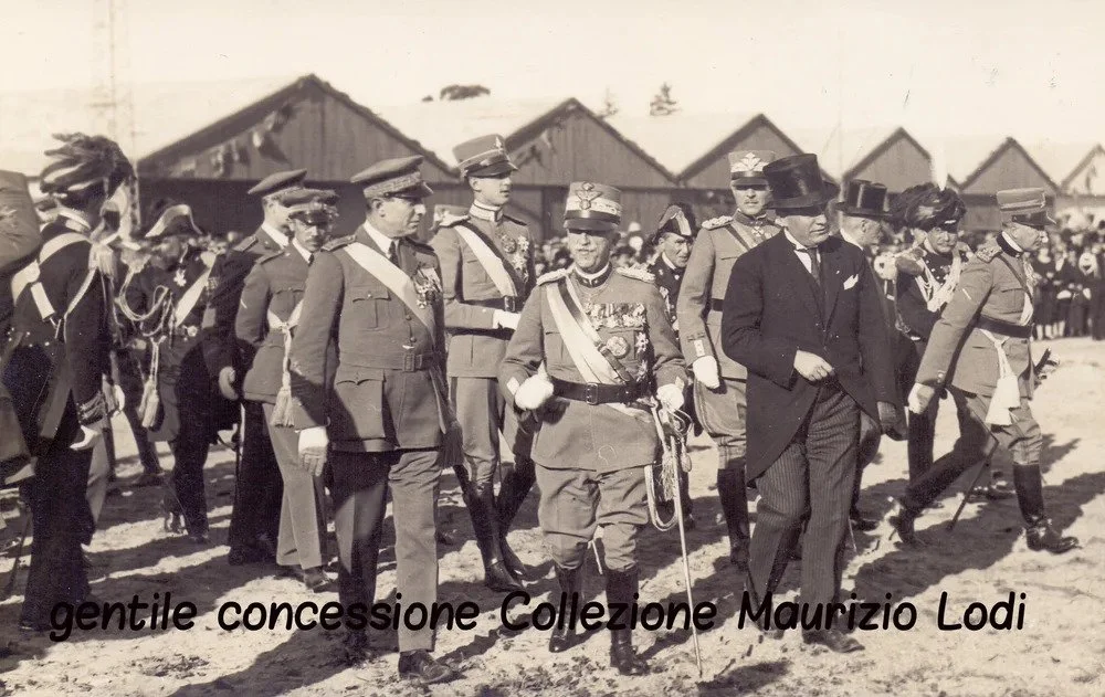 S.M.+il+Re+e+S.A.R.+il+Principe+Ereditario+accompagnati+da+S.E.+Benito+Mussolini+alla+Rivista+Aerea+a+Centoc.jpg