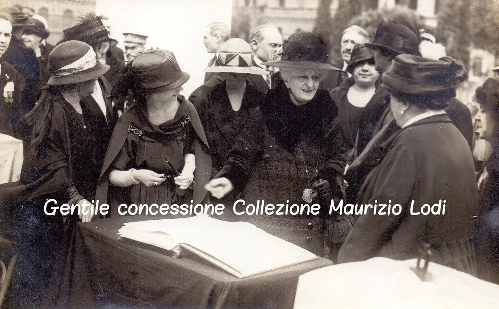 Roma+4+novembre+1924+Regina+Madre+e+la+Regina+Elena+petizione+Monumento+alle+Madri+e+Vedove+dei+Caduti+d (1).jpg
