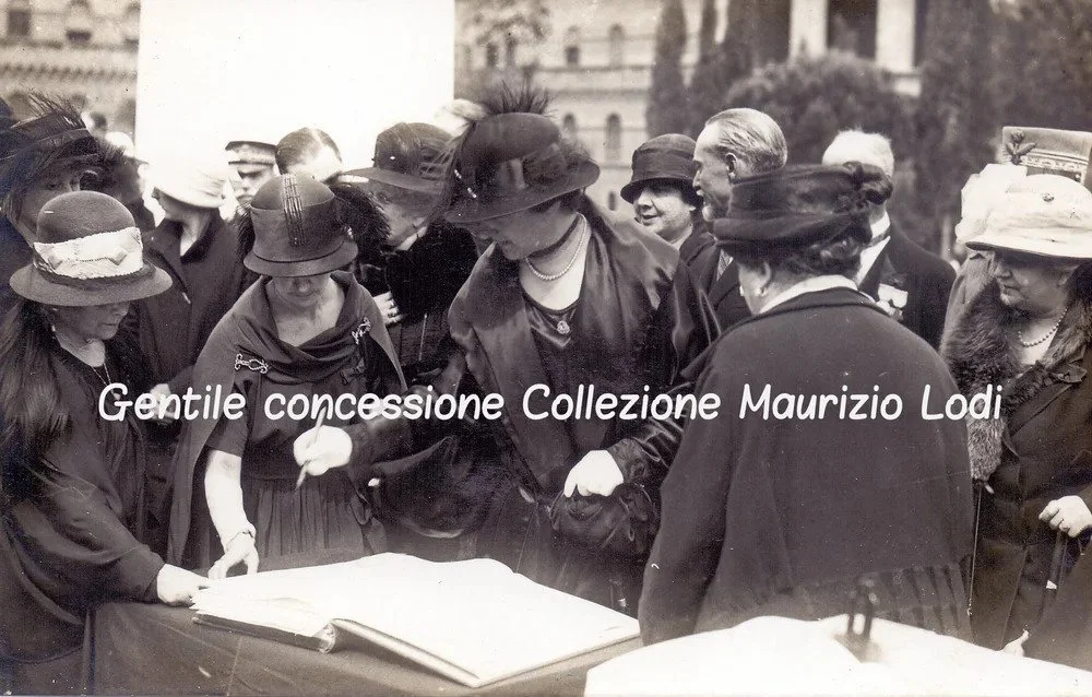 Roma+4+novembre+1924+Regina+Madre+e+la+Regina+Elena+petizione+Monumento+alle+Madri+e+Vedove+dei+Caduti+della.jpg